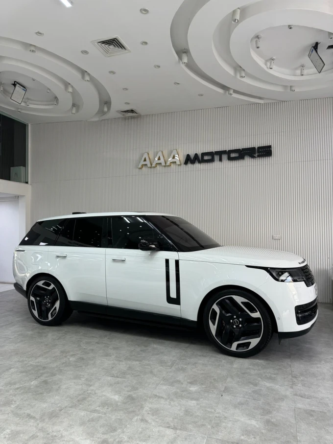 Land Rover Range Rover in Dubai mileage 13000 only AED 625000