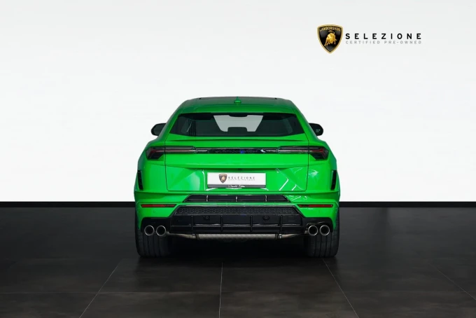 Lamborghini Urus in Dubai mileage 1700 only AED 1480000