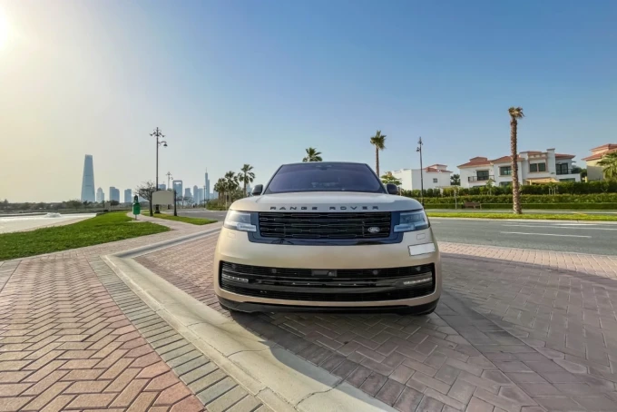 Land Rover Range Rover in Dubai mileage 27000 only AED 750000