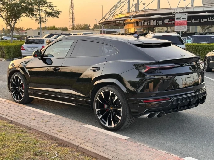 Lamborghini Urus in Dubai mileage 19500 only AED 1100000