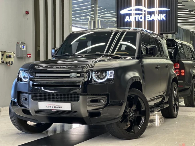 Land Rover Defender in Dubai mileage 34000 only AED 518000