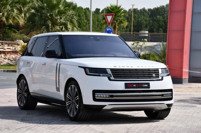 Land Rover Range Rover in Dubai mileage 4700 only AED 700000