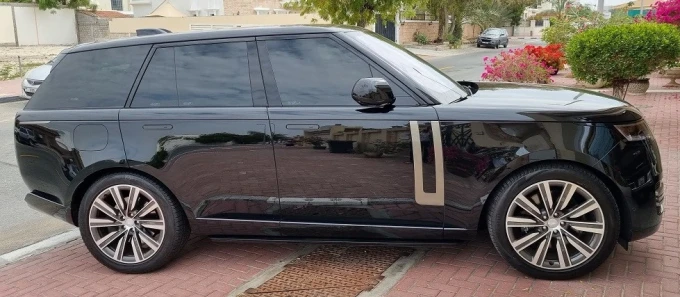 Land Rover Range Rover in Dubai mileage 12900 only AED 675000