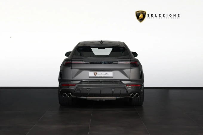 Lamborghini Urus in Dubai mileage 2000 only AED 1590000