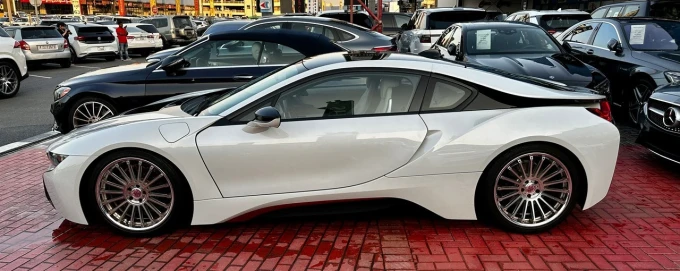 BMW i8 in Dubai mileage 11000 only AED 229000