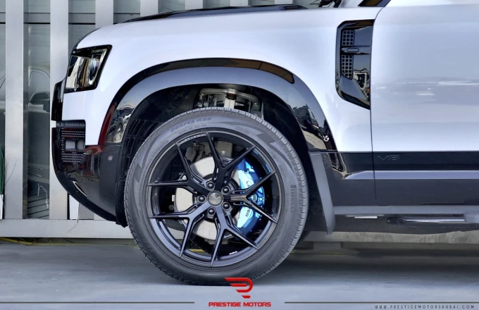 Land Rover Defender in Dubai mileage 16500 only AED 529999