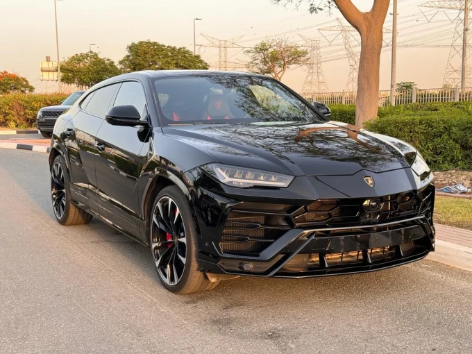 Lamborghini Urus in Dubai mileage 19500 only AED 1100000