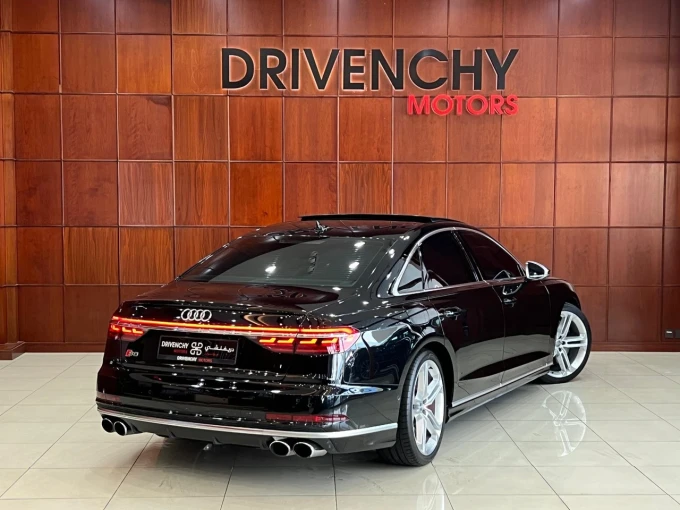 Audi S8 in Dubai mileage 29000 only AED 319000