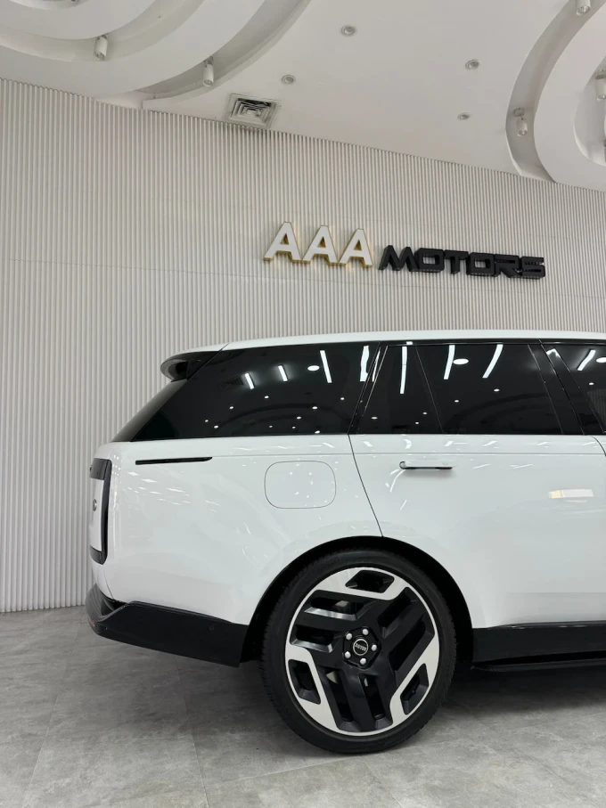 Land Rover Range Rover in Dubai mileage 13000 only AED 625000