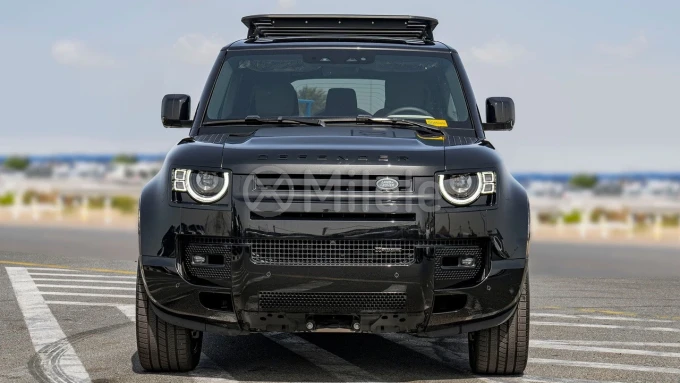 Land Rover Defender in Dubai mileage 0 only AED 410000