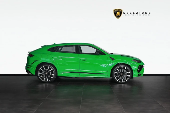 Lamborghini Urus in Dubai mileage 1700 only AED 1480000
