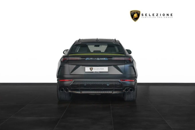 Lamborghini Urus in Dubai mileage 3600 only AED 1290000