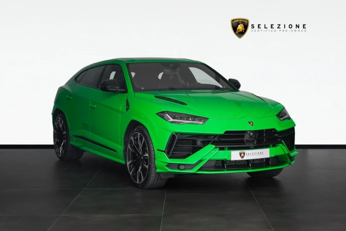 Lamborghini Urus in Dubai mileage 1700 only AED 1480000