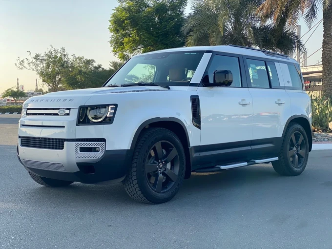 Land Rover Defender in Dubai mileage 0 only AED 420000