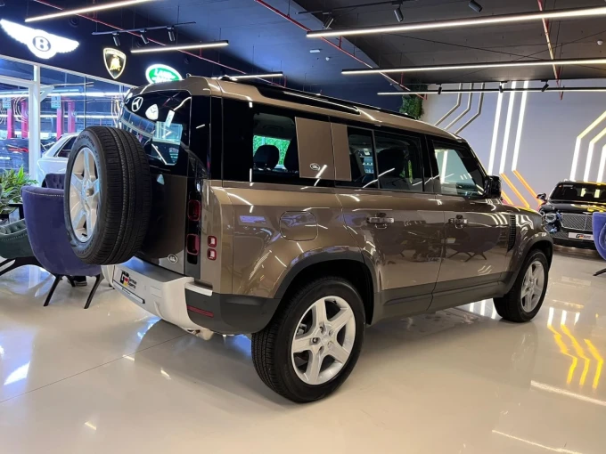 Land Rover Defender in Dubai mileage 0 only AED 325000