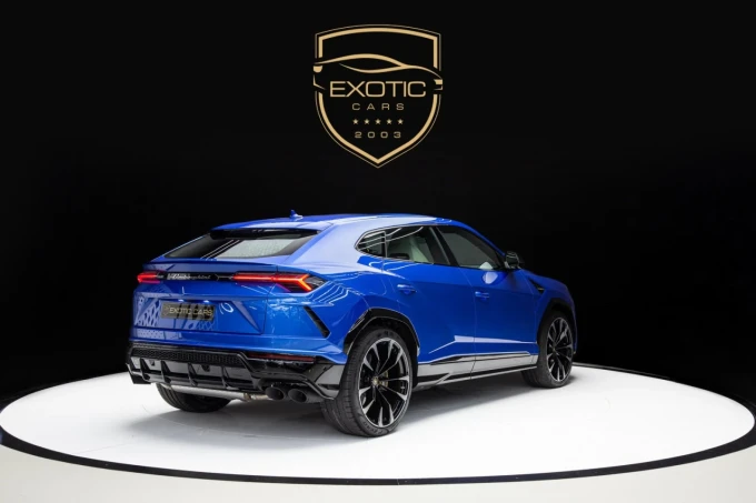 Lamborghini Urus in Dubai mileage 700 only AED 1040000