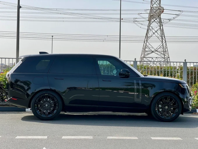 Land Rover Range Rover in Dubai mileage 11000 only AED 675000