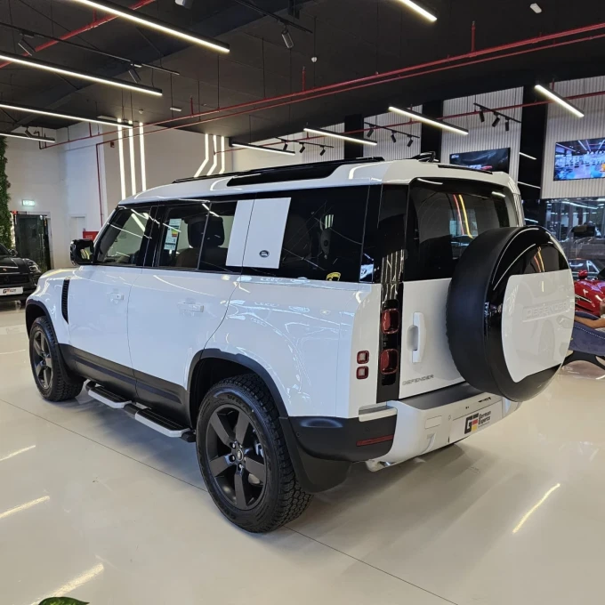 Land Rover Defender in Dubai mileage 0 only AED 435000