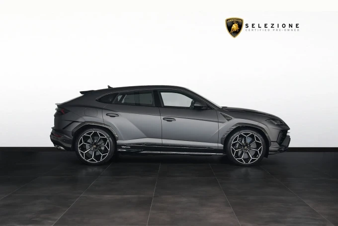 Lamborghini Urus in Dubai mileage 2000 only AED 1590000