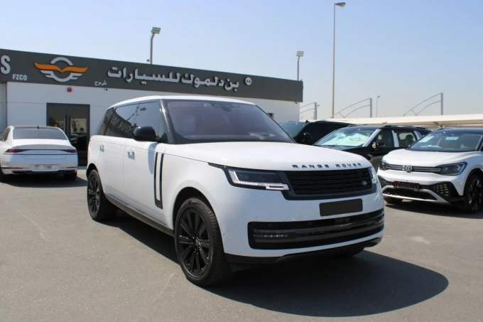 Land Rover Range Rover in Dubai mileage 92 only AED 800000