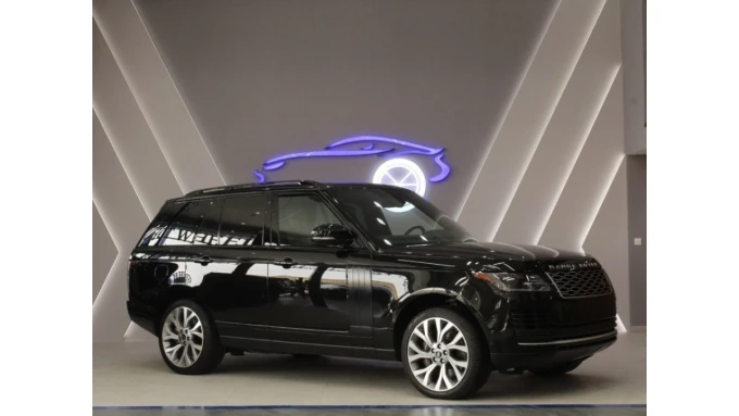 Land Rover Range Rover in Dubai mileage 28000 only AED 299000