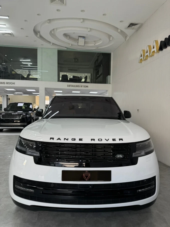 Land Rover Range Rover in Dubai mileage 13000 only AED 625000
