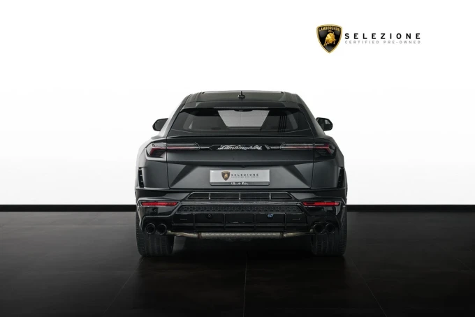 Lamborghini Urus in Dubai mileage 510 only AED 1490000
