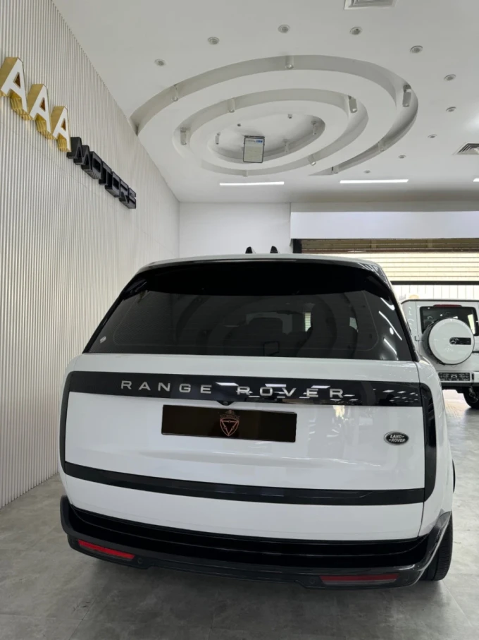 Land Rover Range Rover in Dubai mileage 13000 only AED 625000