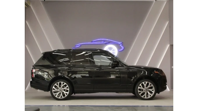 Land Rover Range Rover in Dubai mileage 28000 only AED 299000