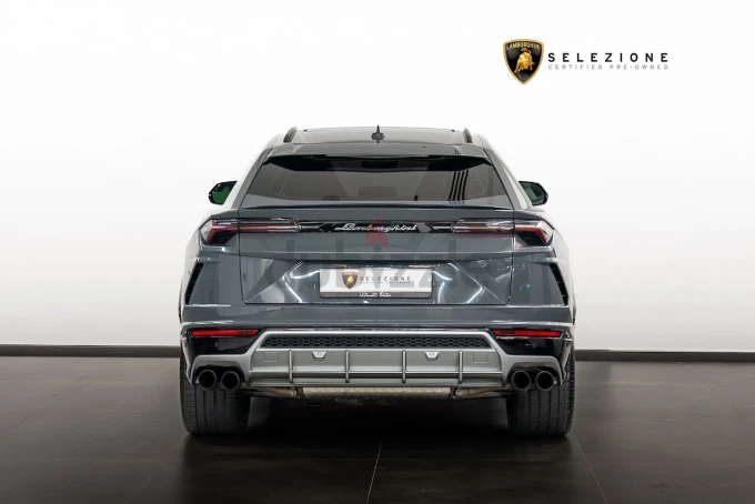 Lamborghini Urus in Dubai mileage 22425 only AED 1190000