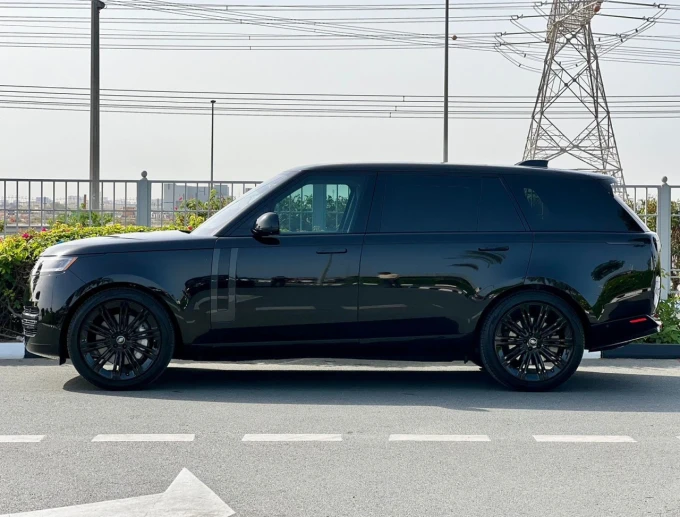 Land Rover Range Rover in Dubai mileage 11000 only AED 675000