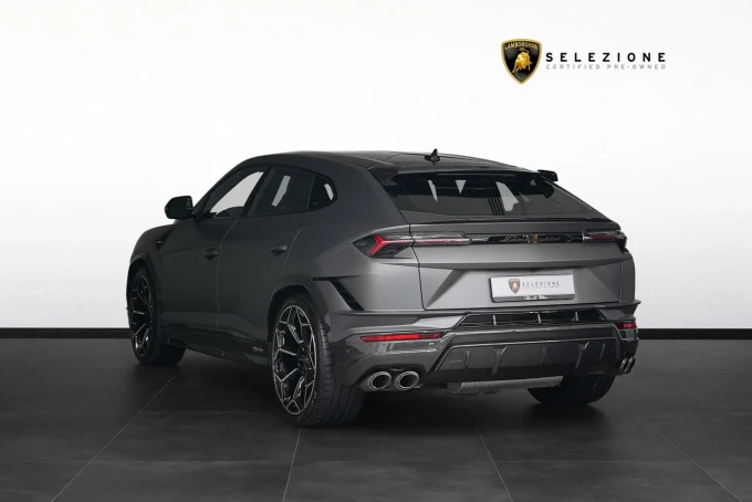 Lamborghini Urus in Dubai mileage 2000 only AED 1590000