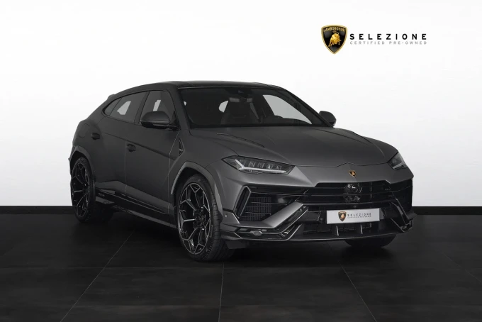 Lamborghini Urus in Dubai mileage 2000 only AED 1590000