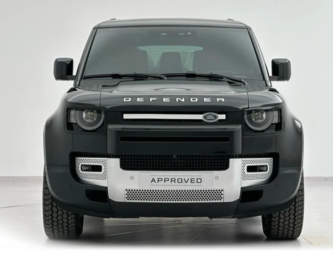 Land Rover Defender in Dubai mileage 33000 only AED 340000