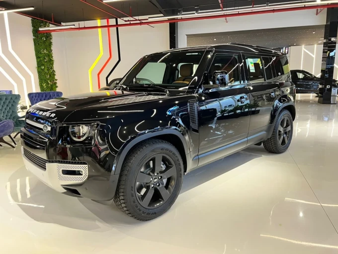 Land Rover Defender in Dubai mileage 0 only AED 432000