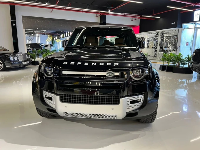 Land Rover Defender in Dubai mileage 0 only AED 432000