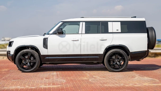 Land Rover Defender in Dubai mileage 0 only AED 400000