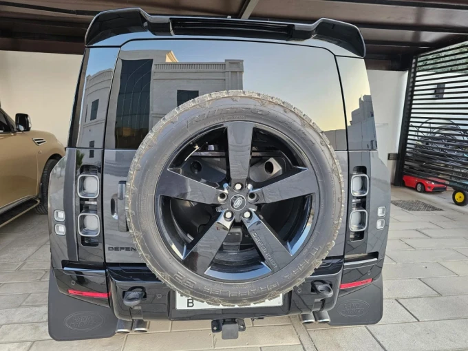 Land Rover Defender in Dubai mileage 37000 only AED 380000