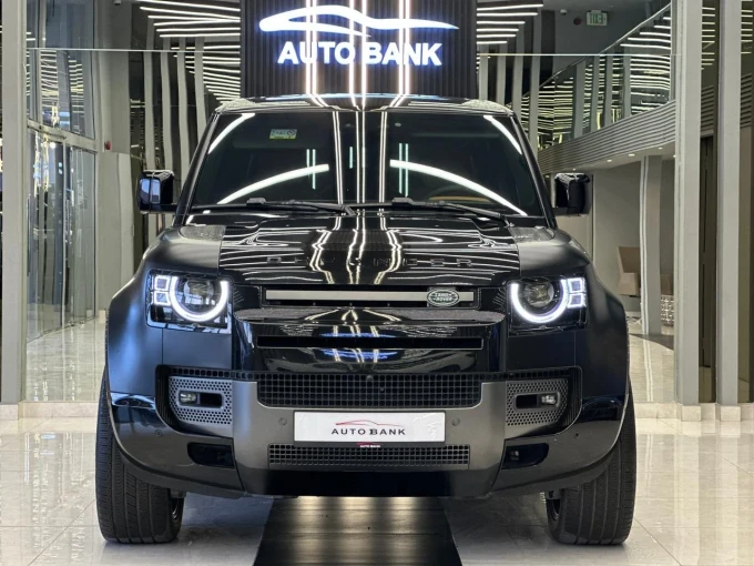 Land Rover Defender in Dubai mileage 34000 only AED 518000