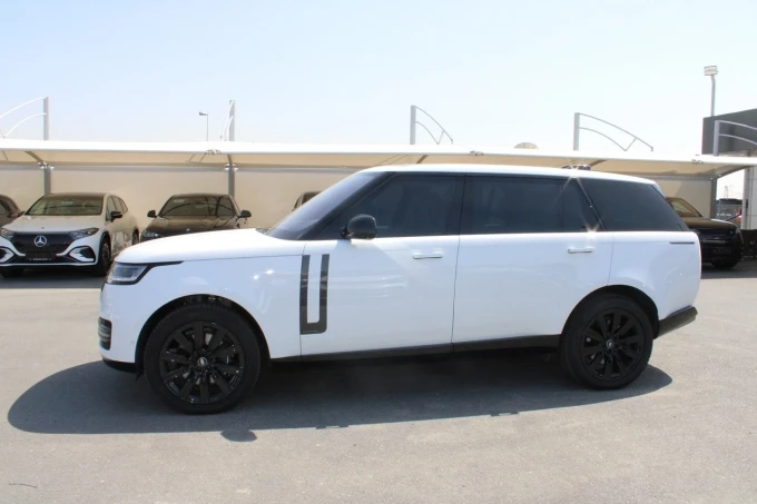 Land Rover Range Rover in Dubai mileage 92 only AED 800000