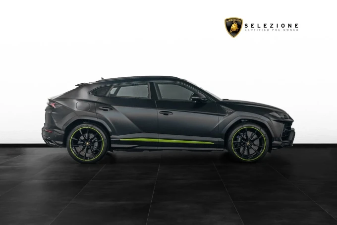 Lamborghini Urus in Dubai mileage 3600 only AED 1290000