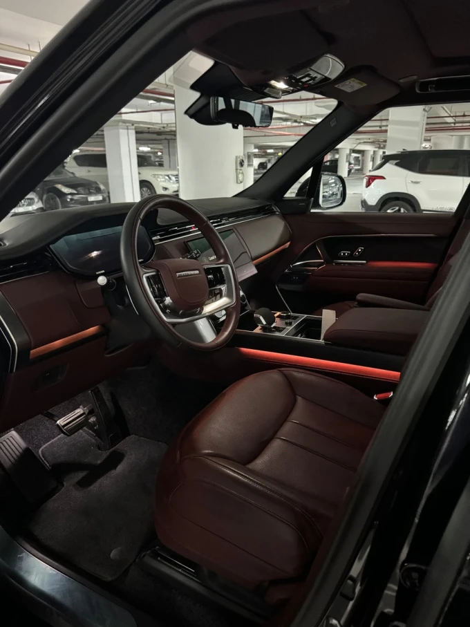 Land Rover Range Rover in Dubai mileage 14000 only AED 690000