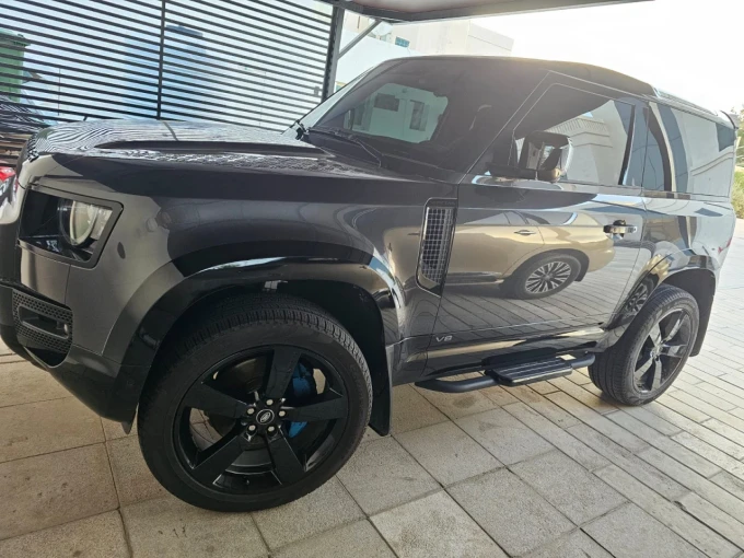 Land Rover Defender in Dubai mileage 37000 only AED 380000