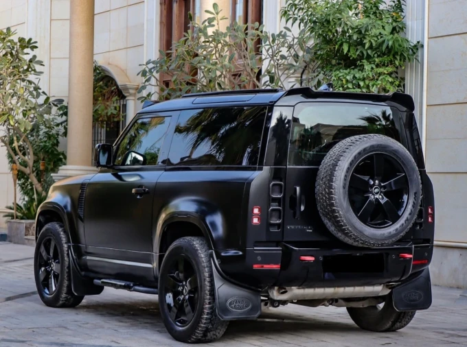 Land Rover Defender in Dubai mileage 15000 only AED 310000