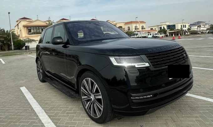 Land Rover Range Rover in Dubai mileage 43000 only AED 610000