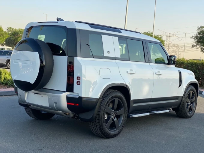 Land Rover Defender in Dubai mileage 0 only AED 420000
