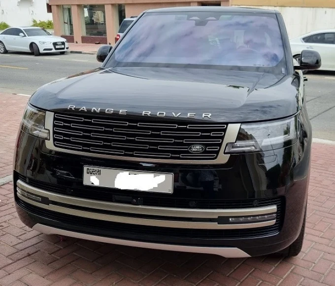Land Rover Range Rover in Dubai mileage 12900 only AED 675000