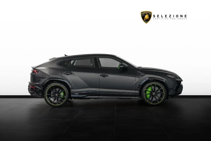 Lamborghini Urus in Dubai mileage 510 only AED 1490000