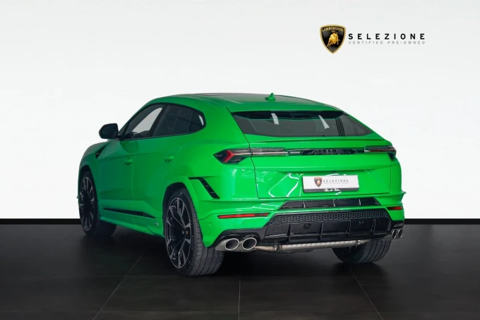 Lamborghini Urus in Dubai mileage 1700 only AED 1480000