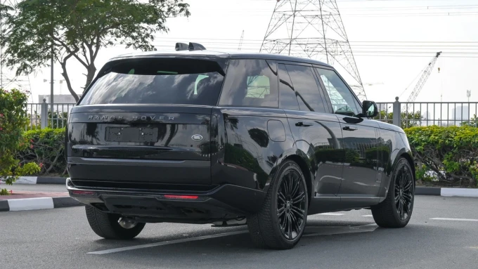 Land Rover Range Rover in Dubai mileage 3678 only AED 720000